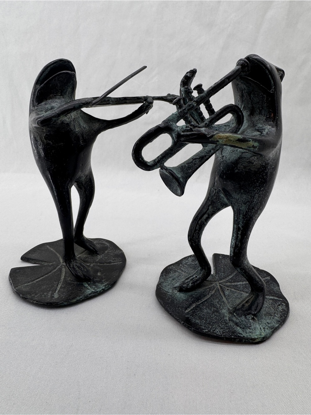 WHIMSICAL VERDIGRIS PATINATED CAST BRONZE MUSICIAN FROG FIGURINES SET 5 1/2” T